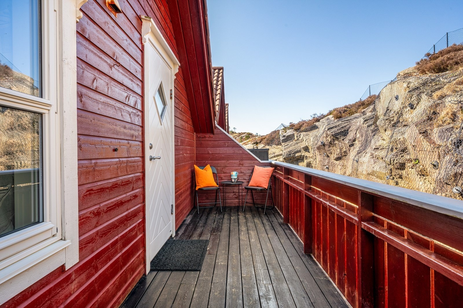 Terrassen ved inngangspartiet er belagt med terrassebord. Galleribilde