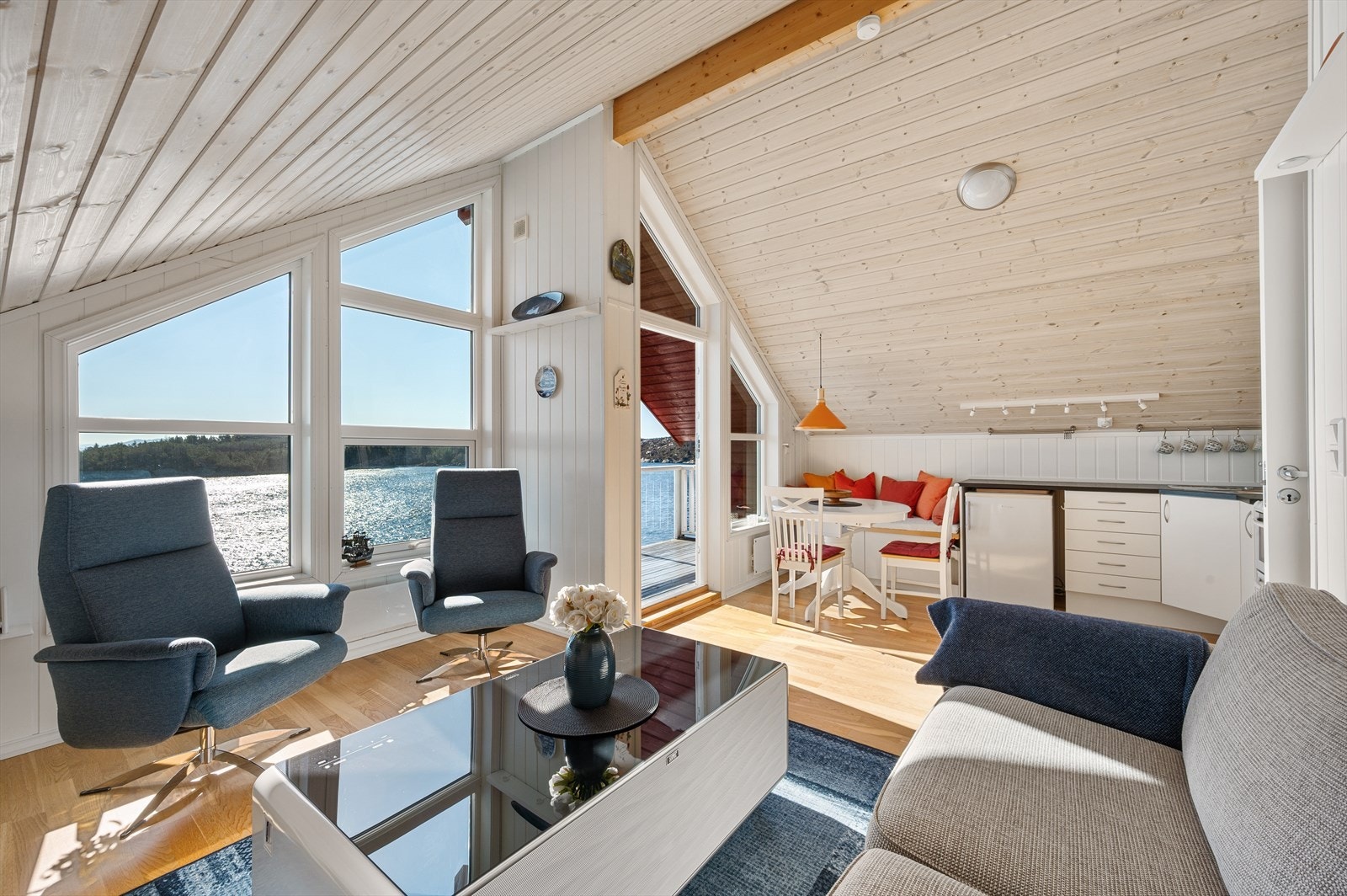 Hele oppholdsrommet har parkett på gulvet. Galleribilde