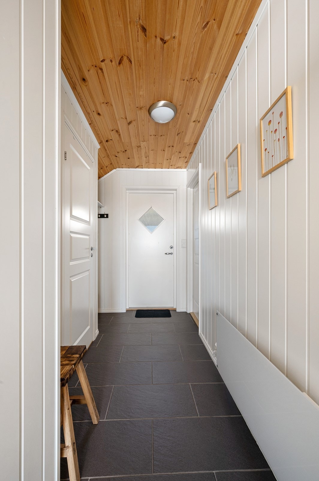 Gjennomgående panel på vegger og i himling gir en lun og helhetlig atmosfære fra du kommer inn. Galleribilde