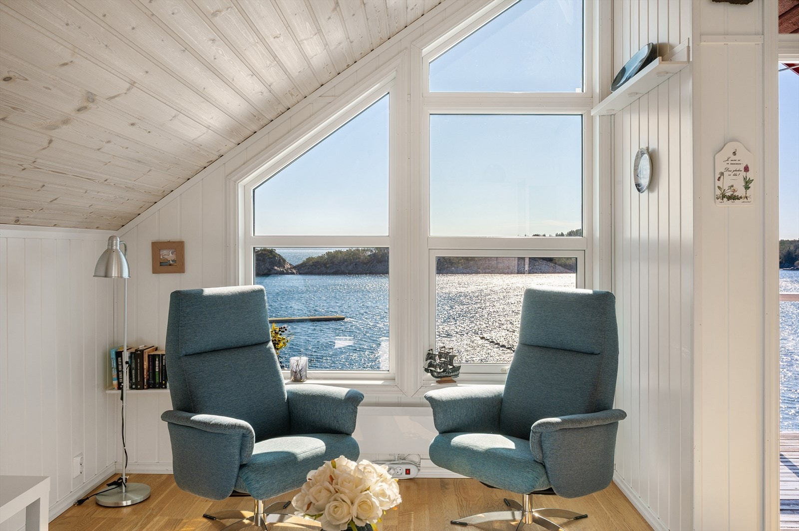 Stuen er utformet for å maksimere utsikten og kontakten med omgivelsene. Galleribilde