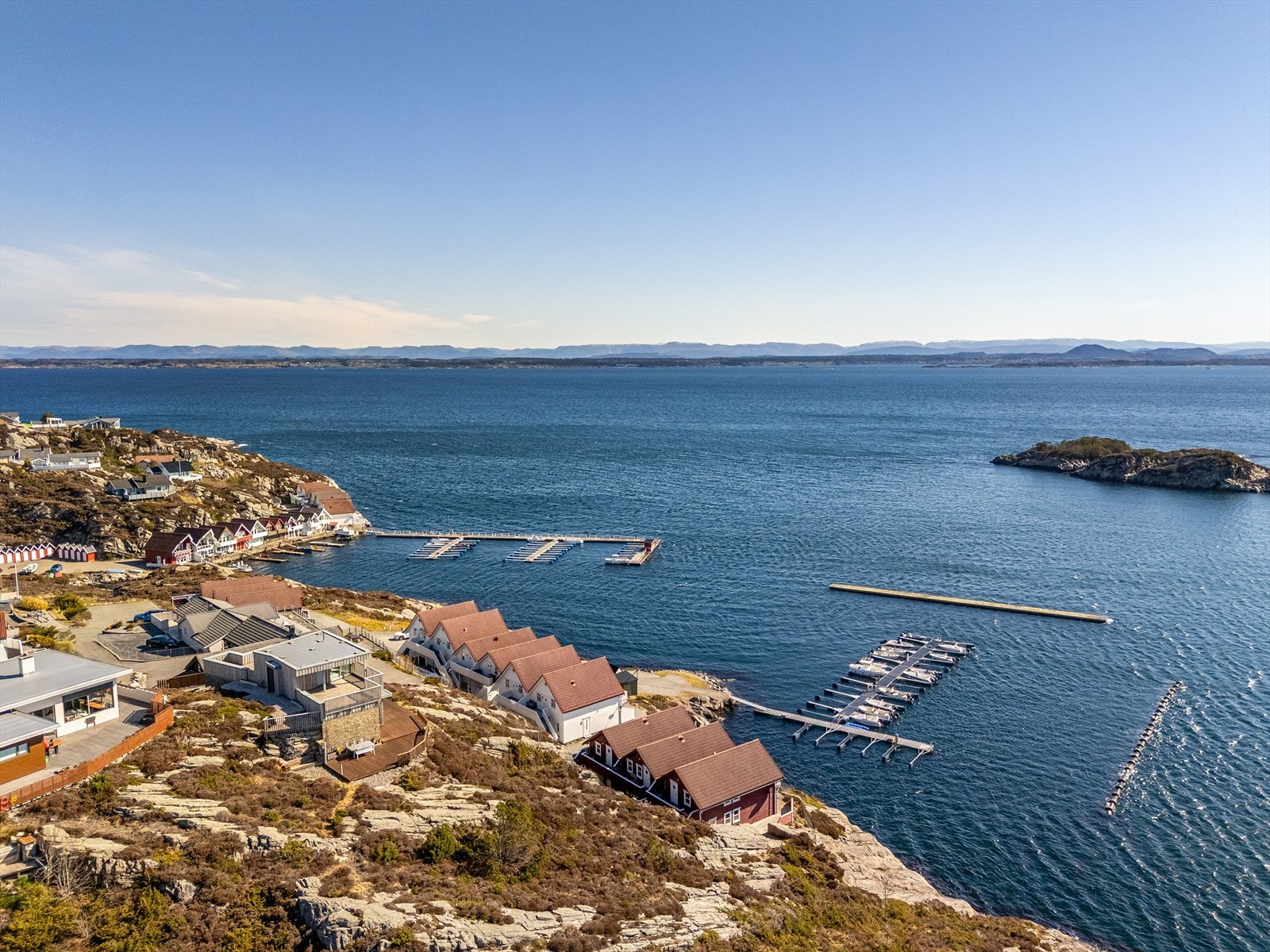 Fritidsboligen ligger vakkert til i et etablert rorbu-miljø i Øygarden. Galleribilde