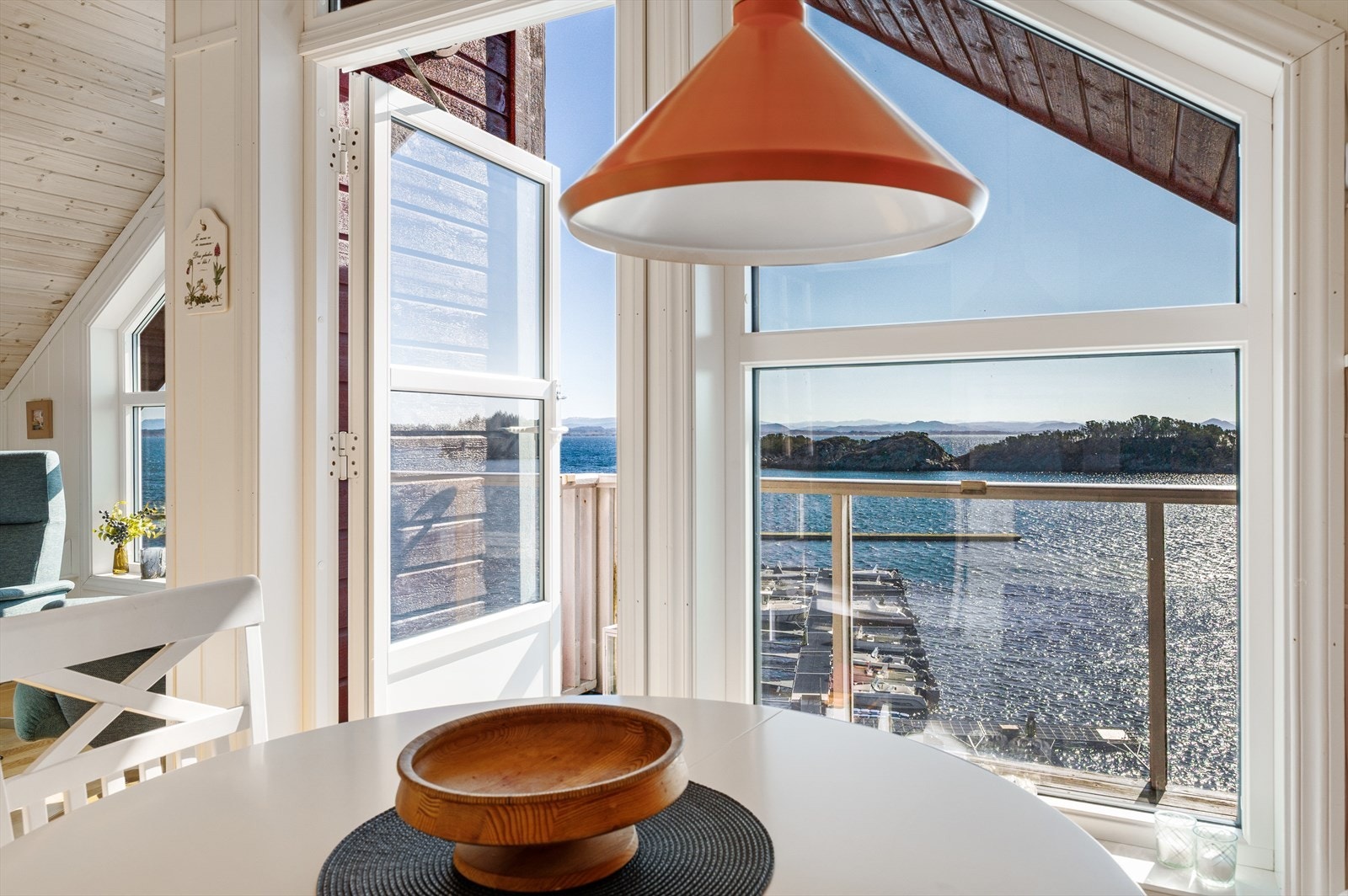 Fra spiseplassen kan du nyte utsikten og det maritime miljøet utenfor. Galleribilde