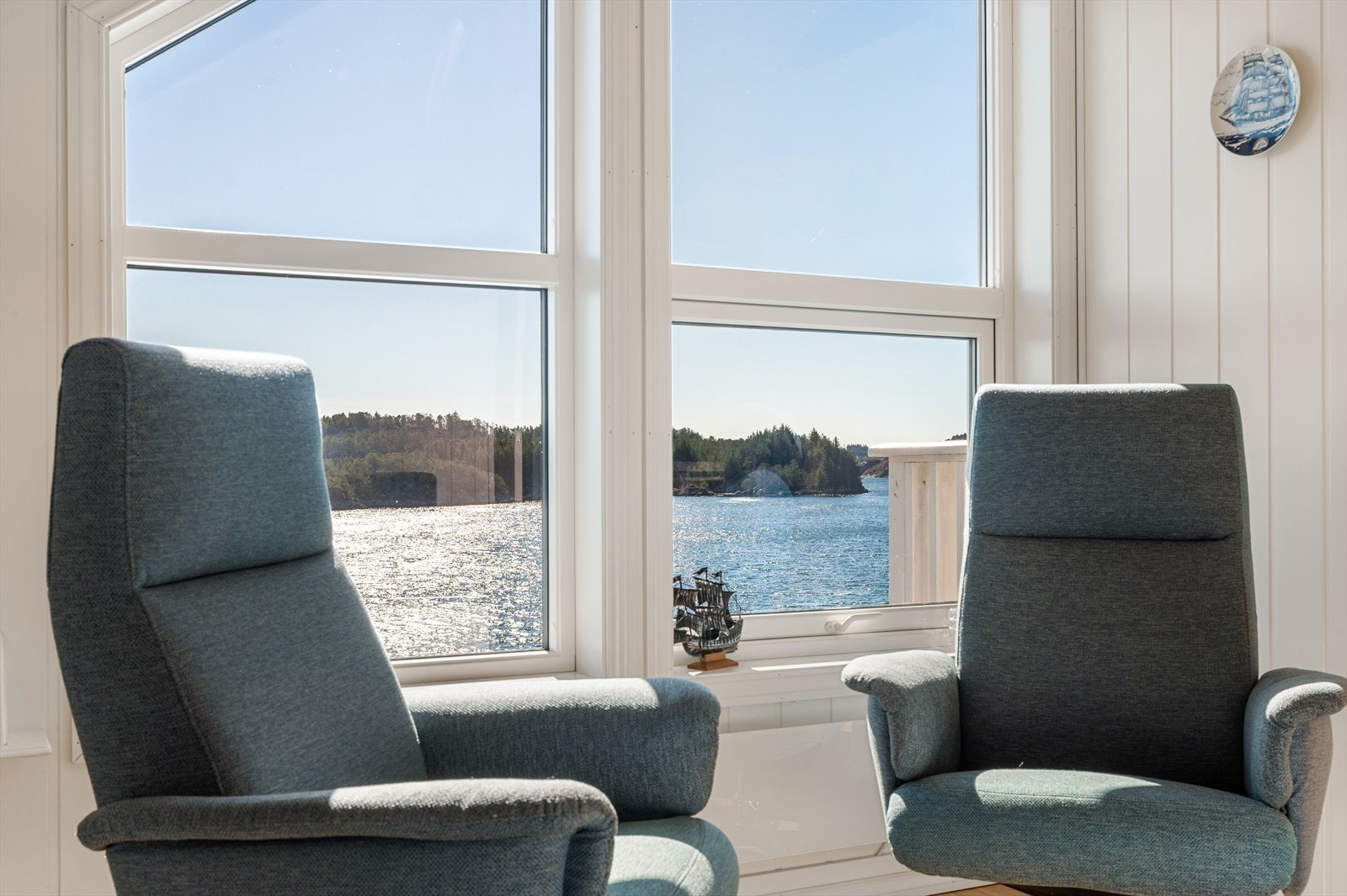 Vinduene har isolerglass i trekarmer, i tråd med byggeåret 2011. Galleribilde