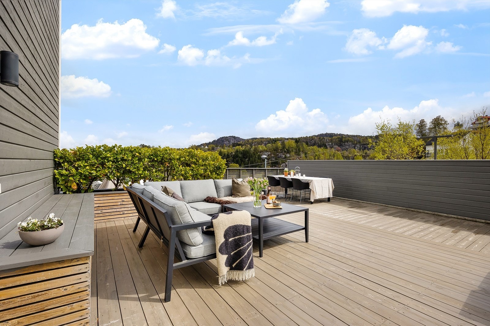 Stor solrik terrasse på hele 70 kvm Galleribilde