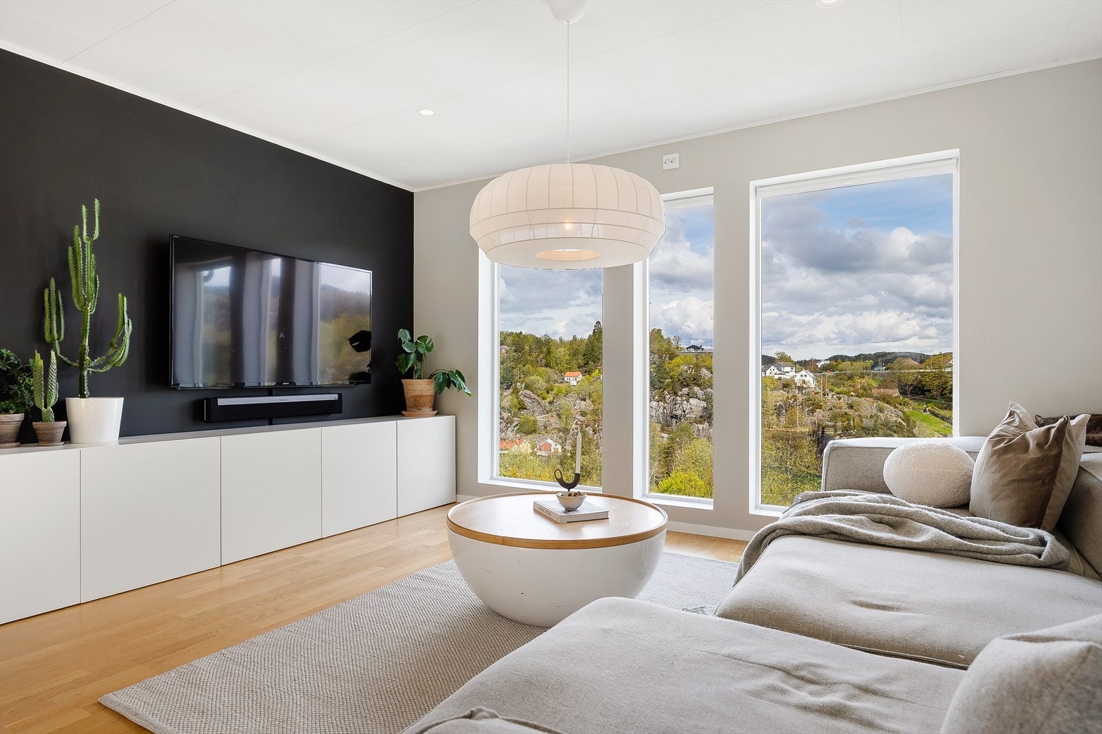 Flott stue med parkettgulv og downlights i tak Galleribilde