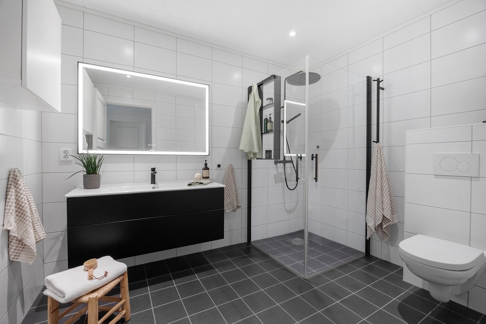 Meget pent baderom - Varmekabler i gulv og downlights i tak Galleribilde