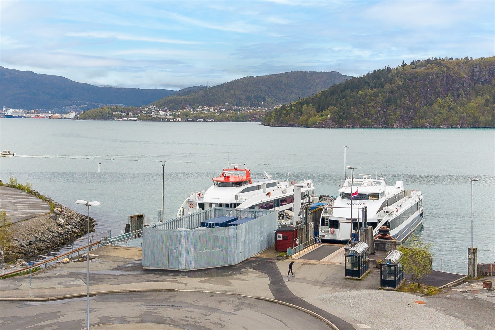 Nærområdet - Kort vei til hurtigbåtkaien på Kleppestø, med kjapp reisevei til Bergen sentrum Galleribilde