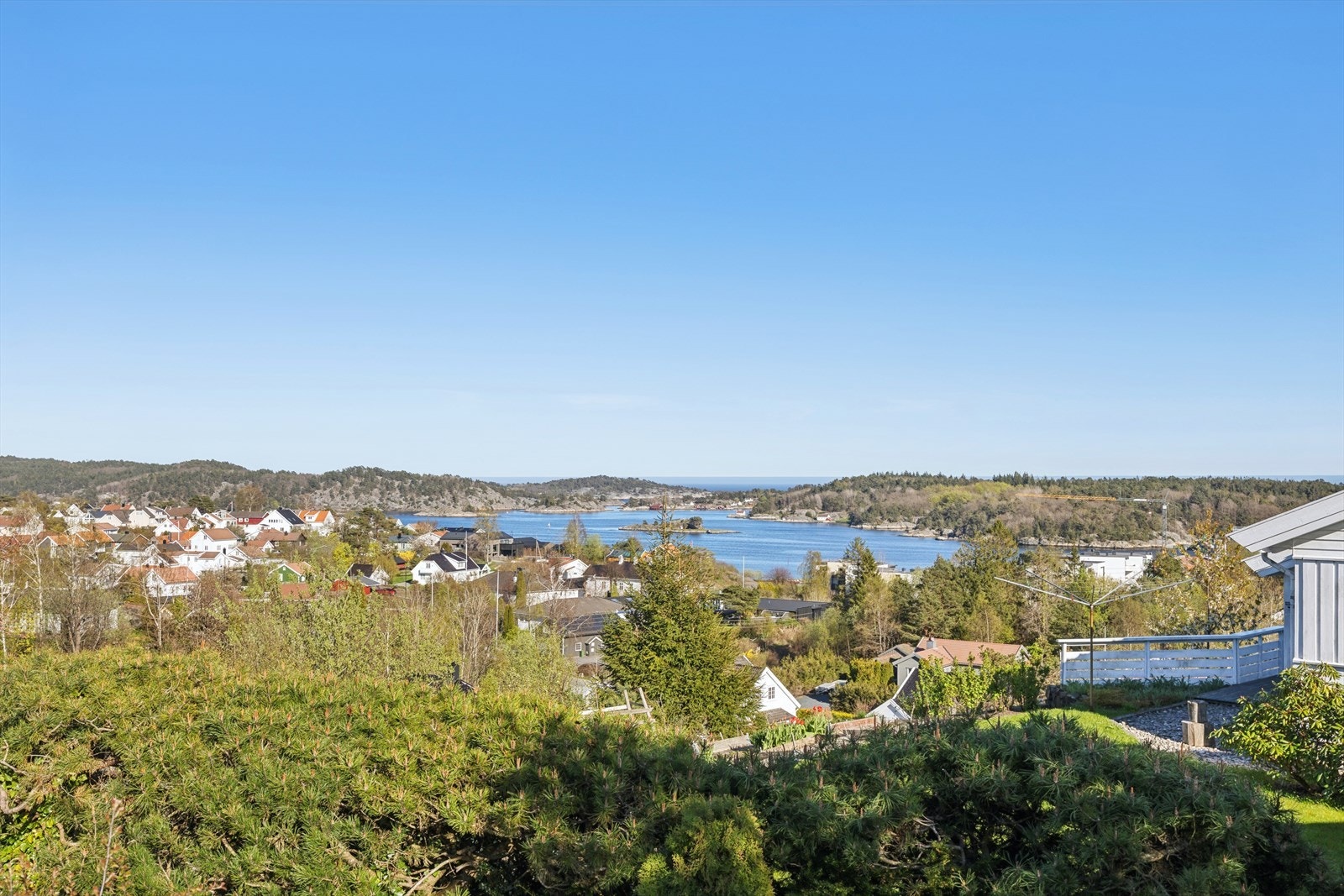 Fra stuen og tomten er det panoramautsikt mot innseilingen til byen. Galleribilde