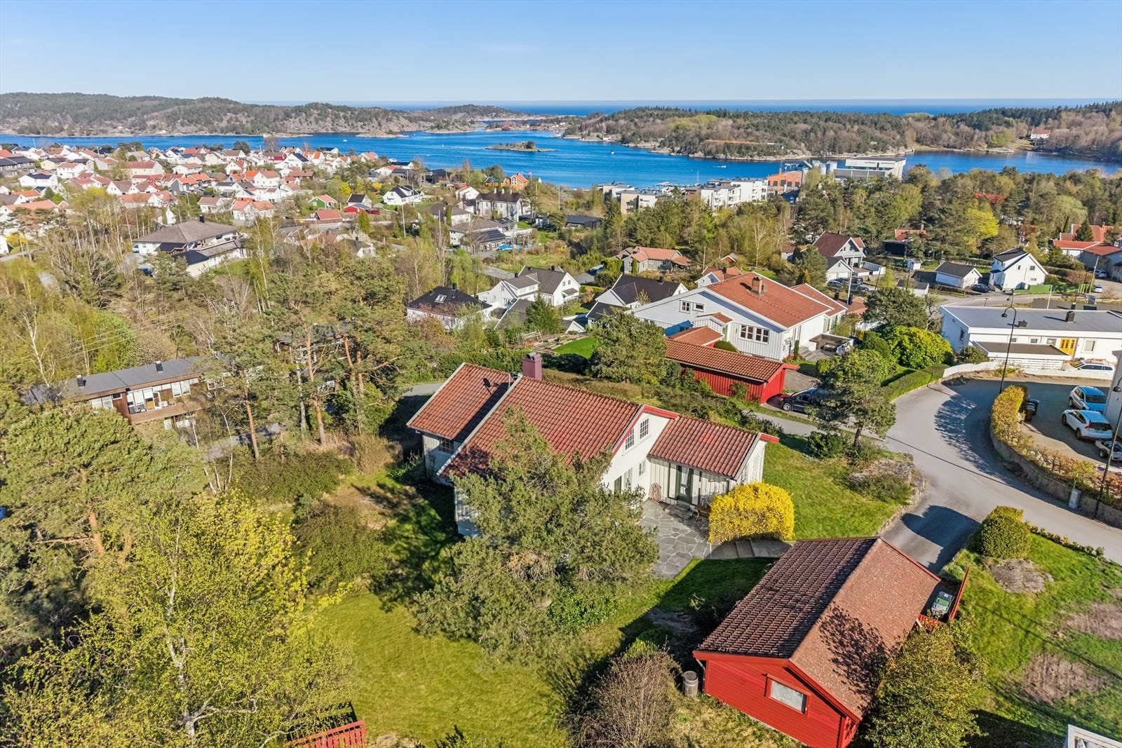 Eiendommen ligger i veletablert boligområde nær sentrum. Kort avstand til skole, butikk og bussholdeplass. Det er ingen gjenboere på nord- og østsiden. Galleribilde
