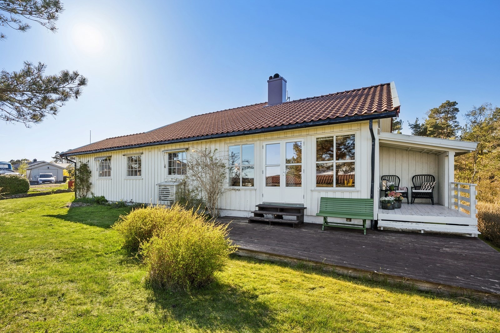 Boligen har alle funksjoner på hovedplanet med direkte utgang til hagen. Galleribilde