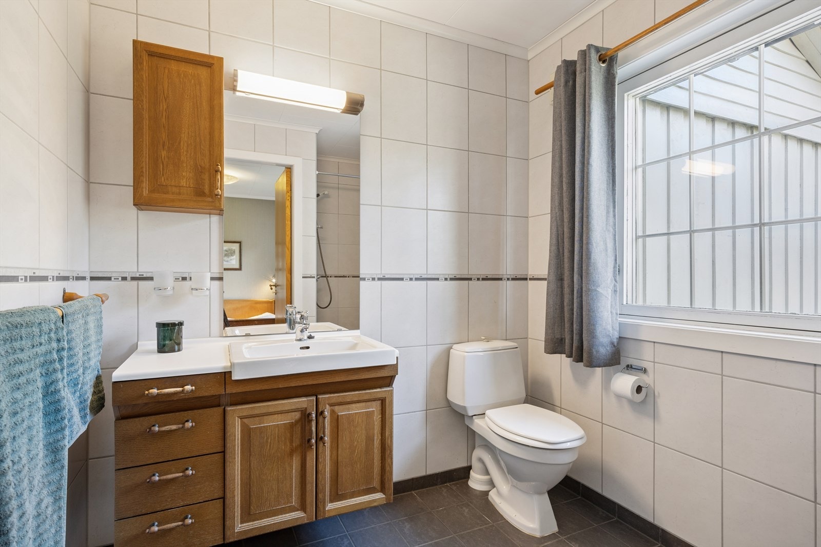 Baderom med dusj og wc i tilknytning til hoved soverom. Galleribilde