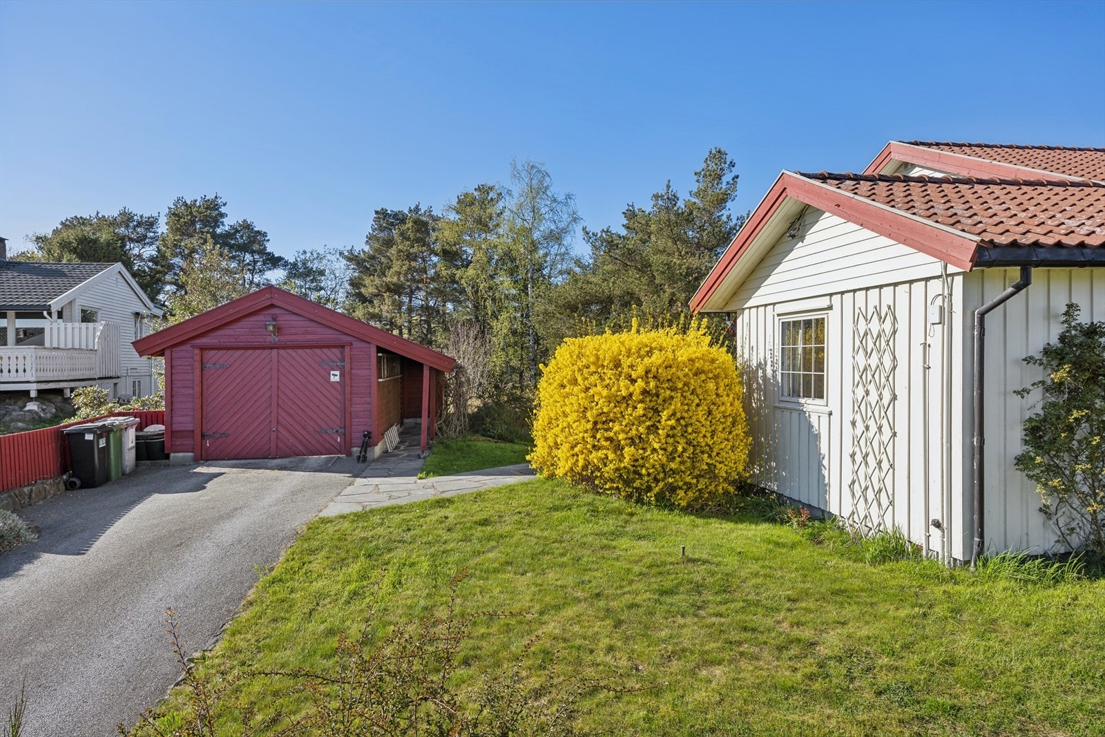 Innkjørsel med parkering. Galleribilde