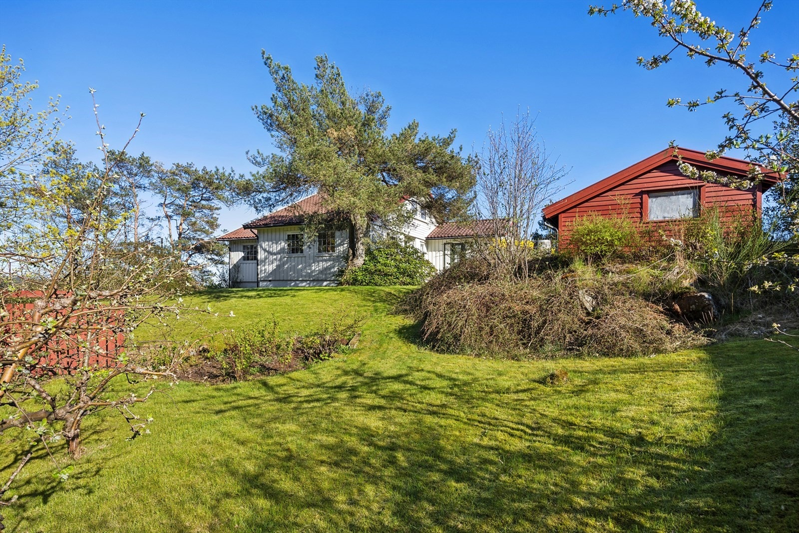 Usjenert og solrik hage på vestsiden av huset. Galleribilde