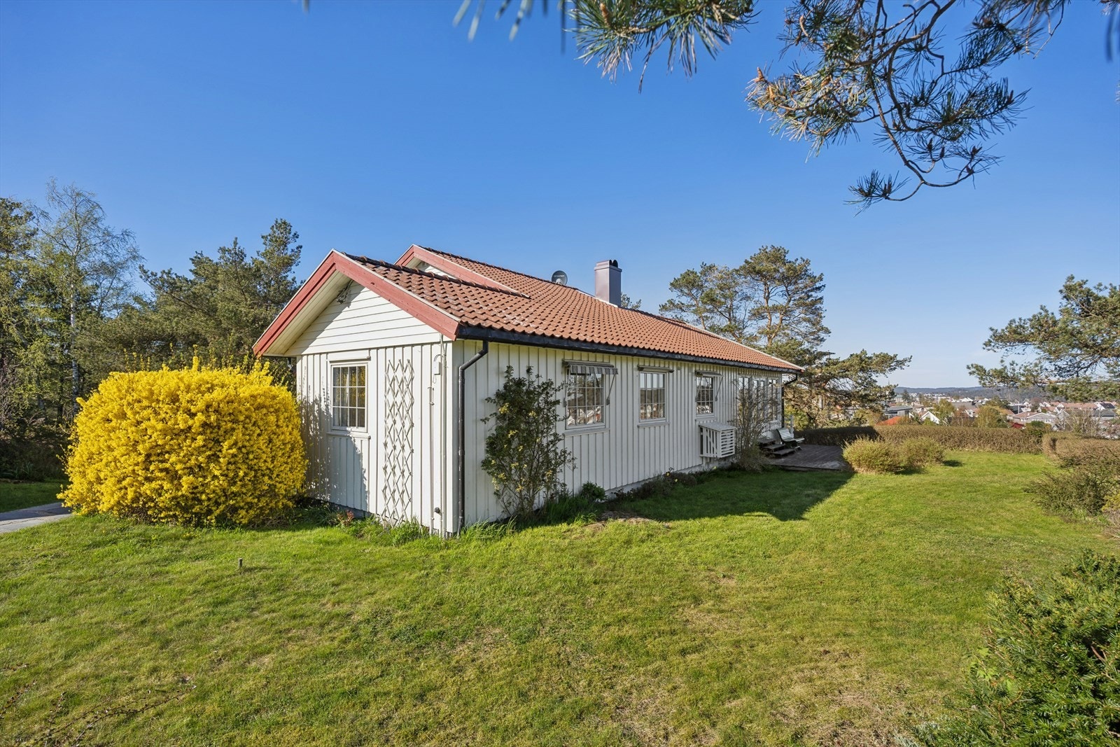 Det er romslig hage på husets østside. Galleribilde
