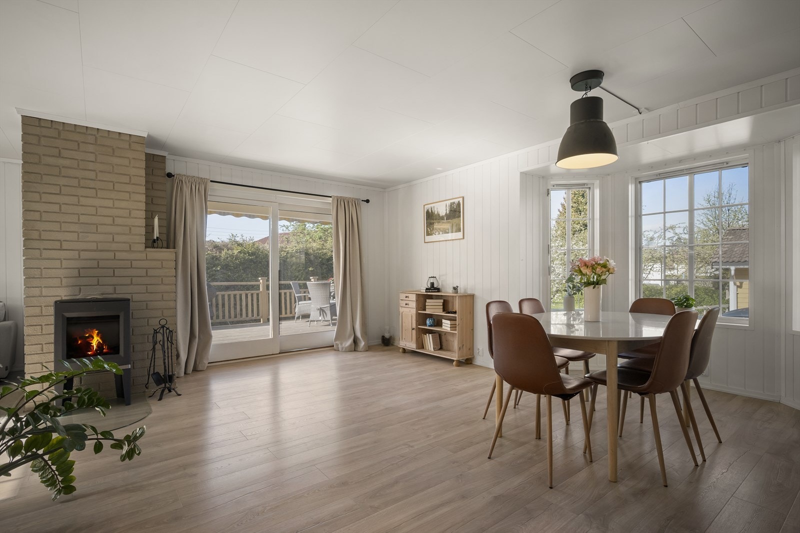 Stuen byr bla. på en trivelig peis på kalde vinterdager og en stor terrassedør som gir direkte utgang til boligens romslige veranda. Galleribilde