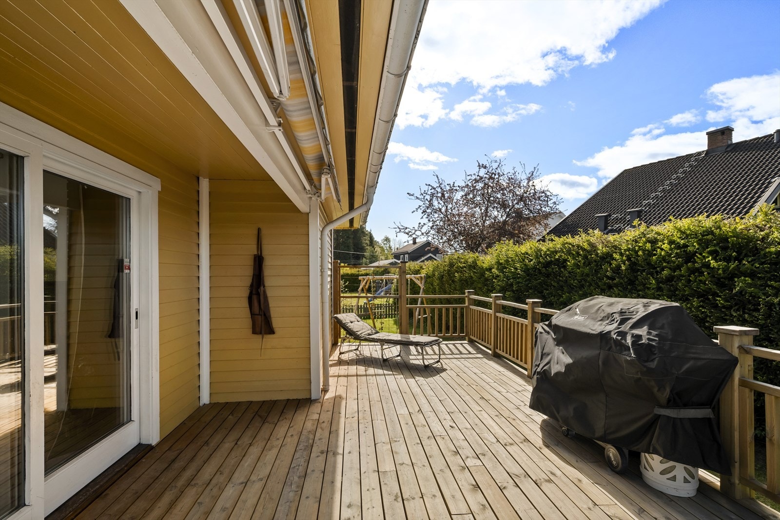 Terrassen gir gode muligheter for å dele inn i flere soner og skape en sosial ramme for bla. hyggelige grillkvelder! Galleribilde