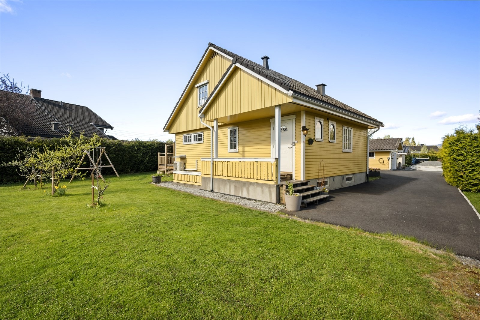 Innbydende oppkjørsel med ny-asfaltert gårdsplass og en romslig garasje! Galleribilde