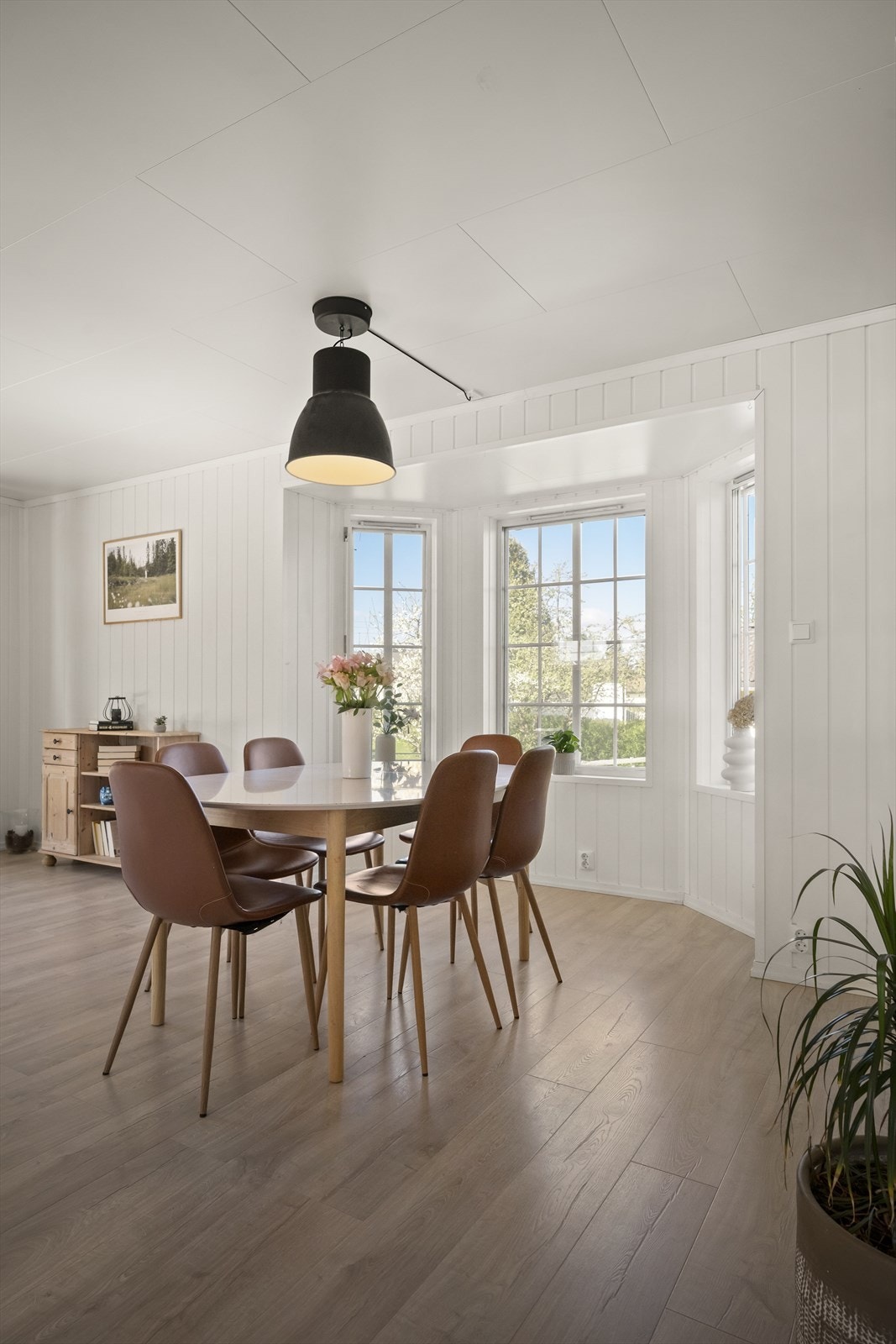 Romslig spiseplass med god plass til stort bord og stoler, perfekt for hyggelige middager med både venner og familie. Galleribilde