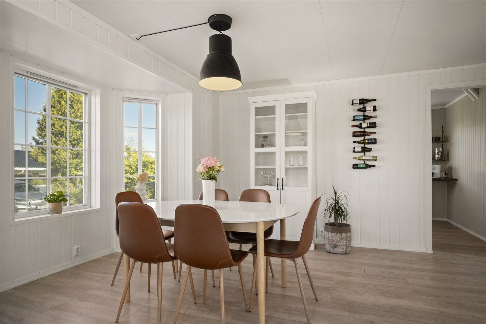 Stuen holder lyse og pene farger med store vindusflater som gir mye naturlig dagslys! Galleribilde