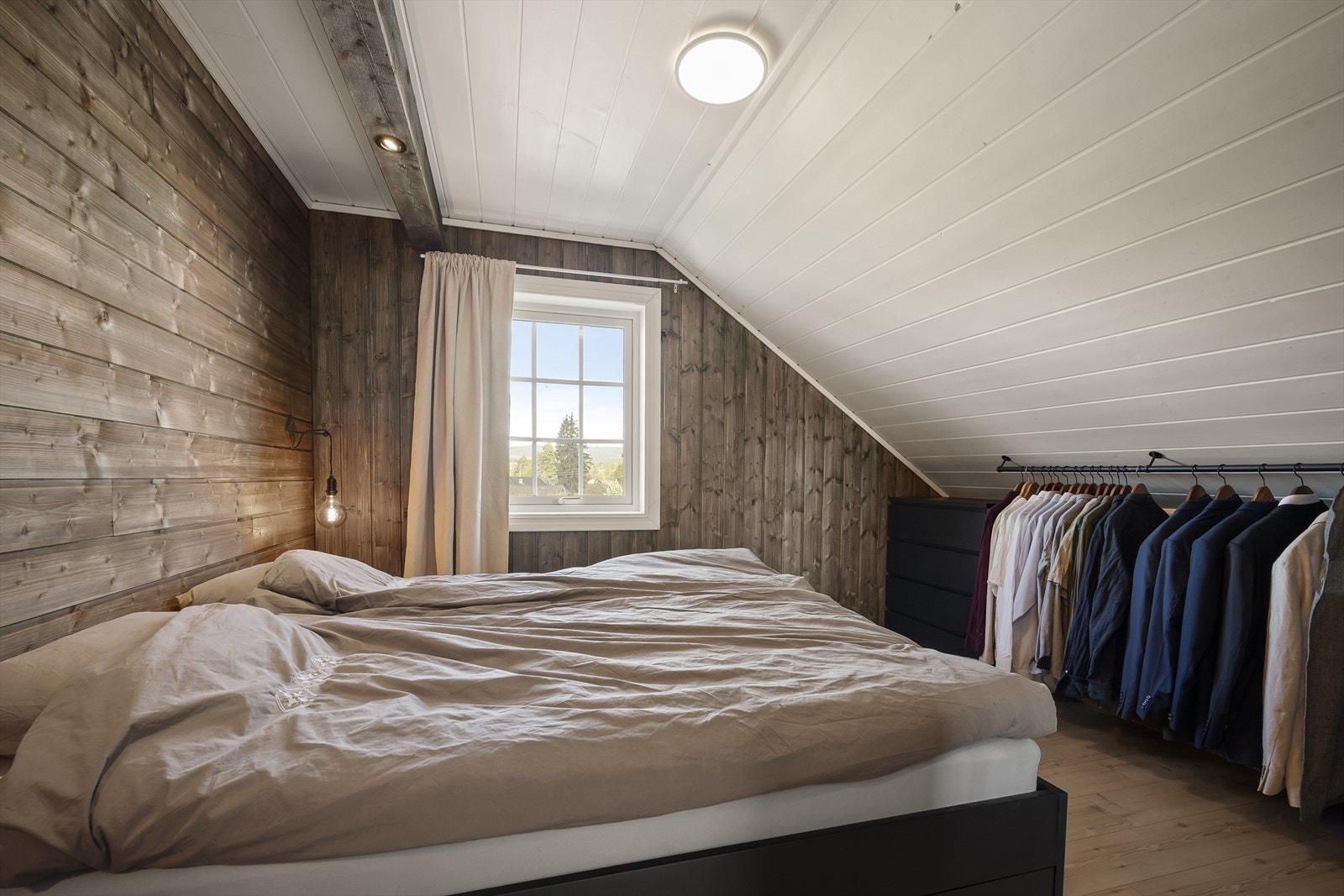 Plassbesparende klesstativ montert på vegg! Galleribilde