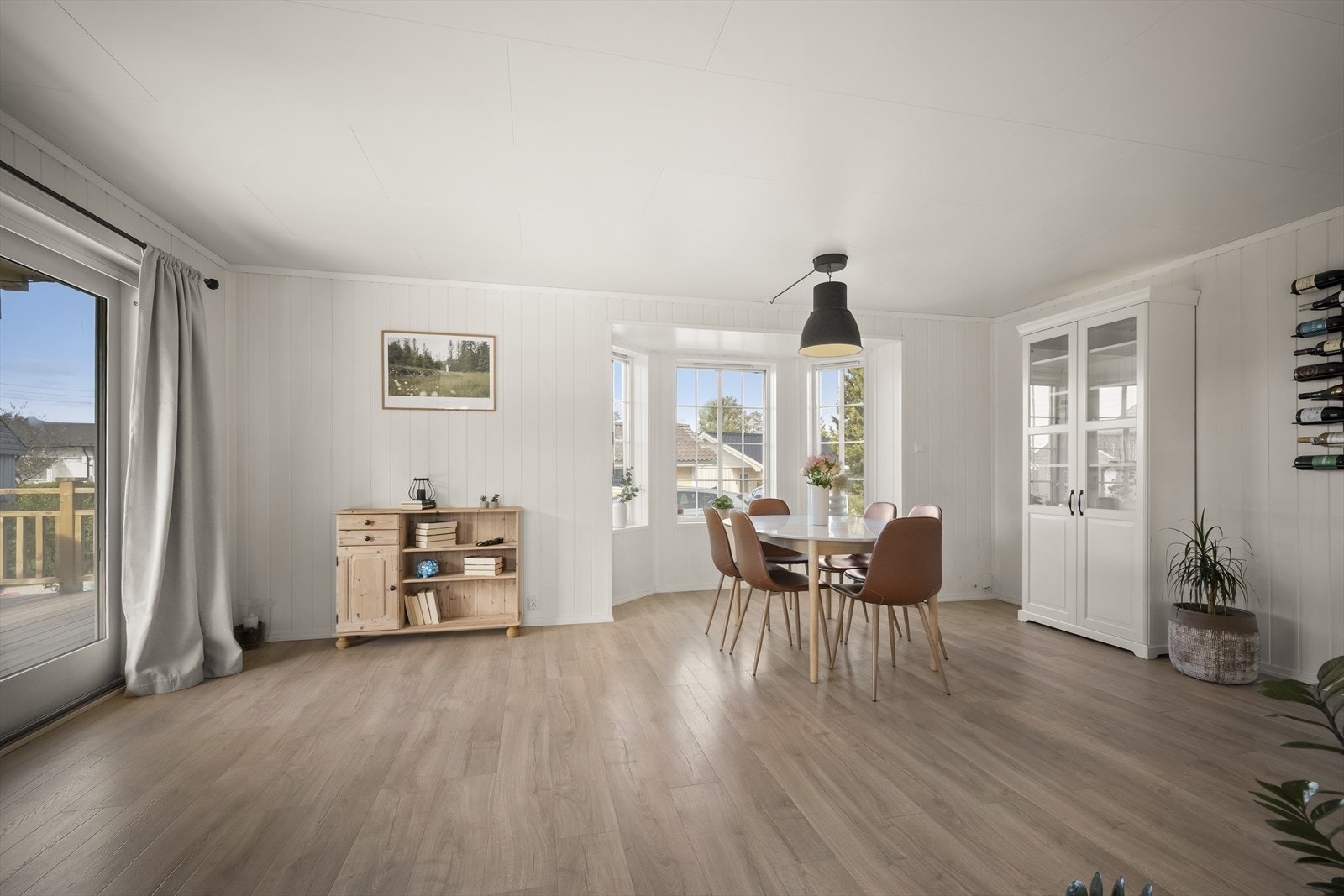 Lys og innbydende stue med gjennomgående god standard. Galleribilde