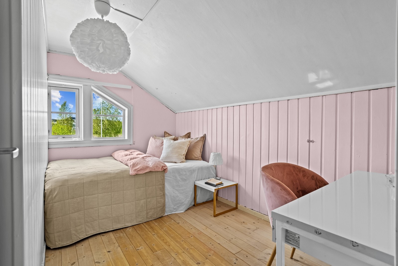 Rom nr. 3 i loftsetasjen med plass til seng og garderobe. Galleribilde