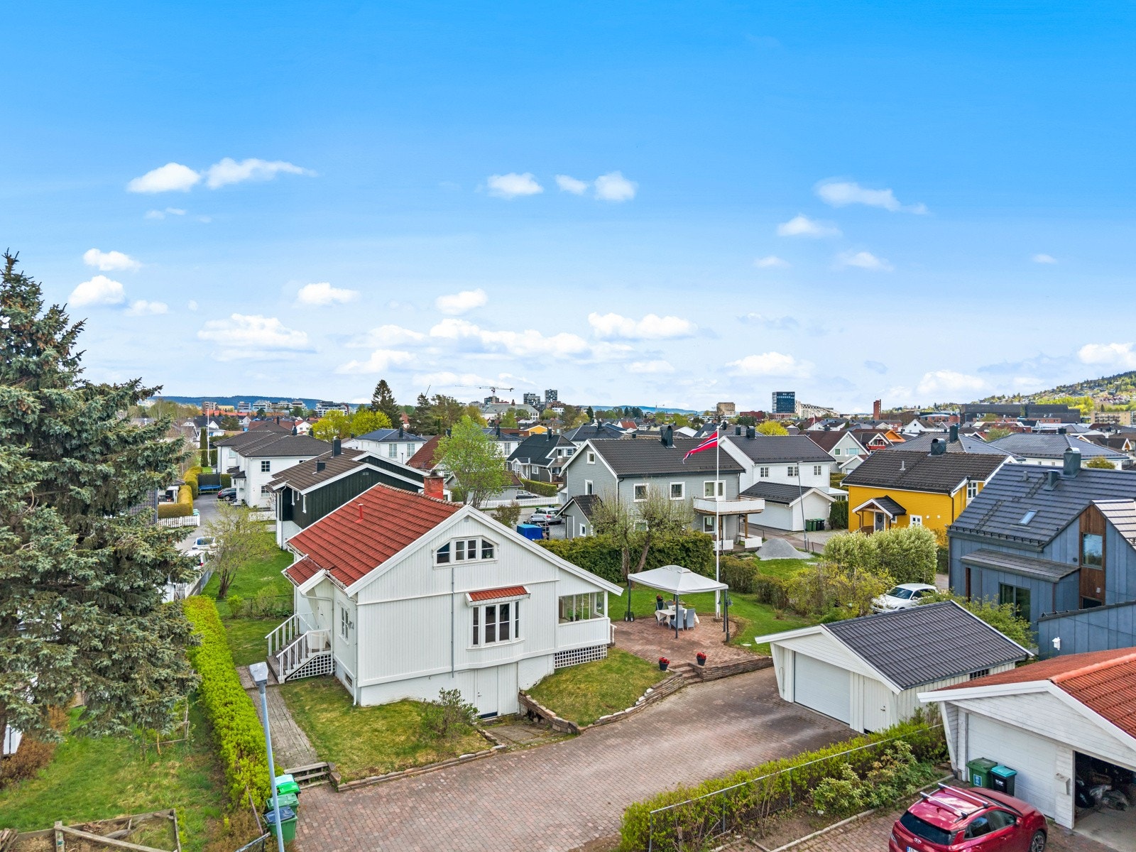 Stor gårdsplass med garasje og plass til mange biler. Galleribilde