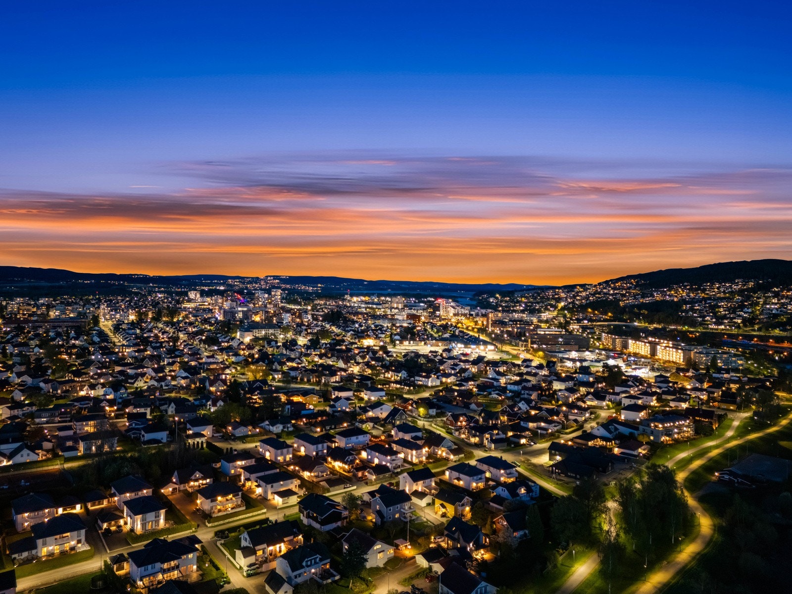 Tinglyst veirett over nabohuset og til flomvollen. Galleribilde