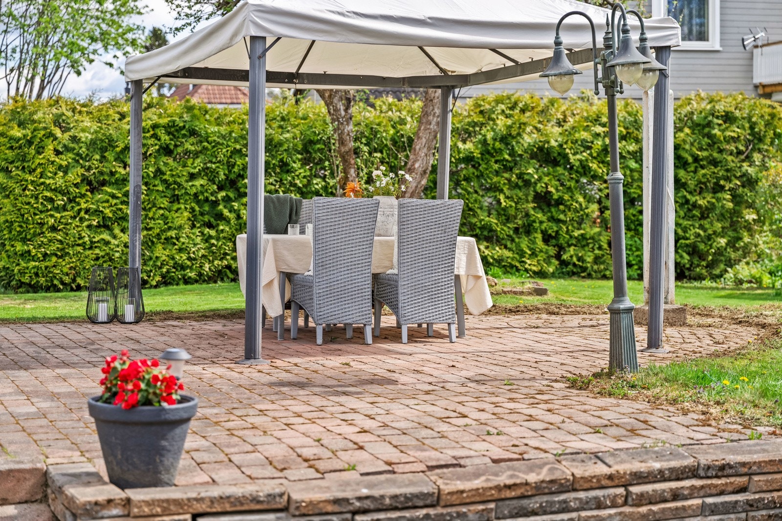 Det er flere hyggelige sitteplasser med blant annet pergola i hagen. Galleribilde