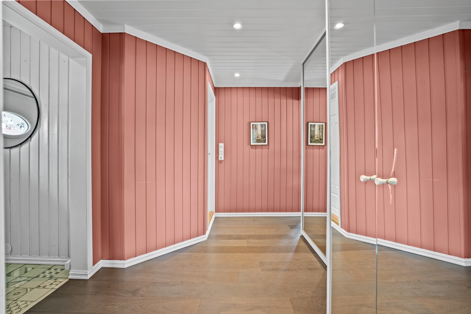 Hyggelig, romslig entré med garderobemuligheter. Galleribilde
