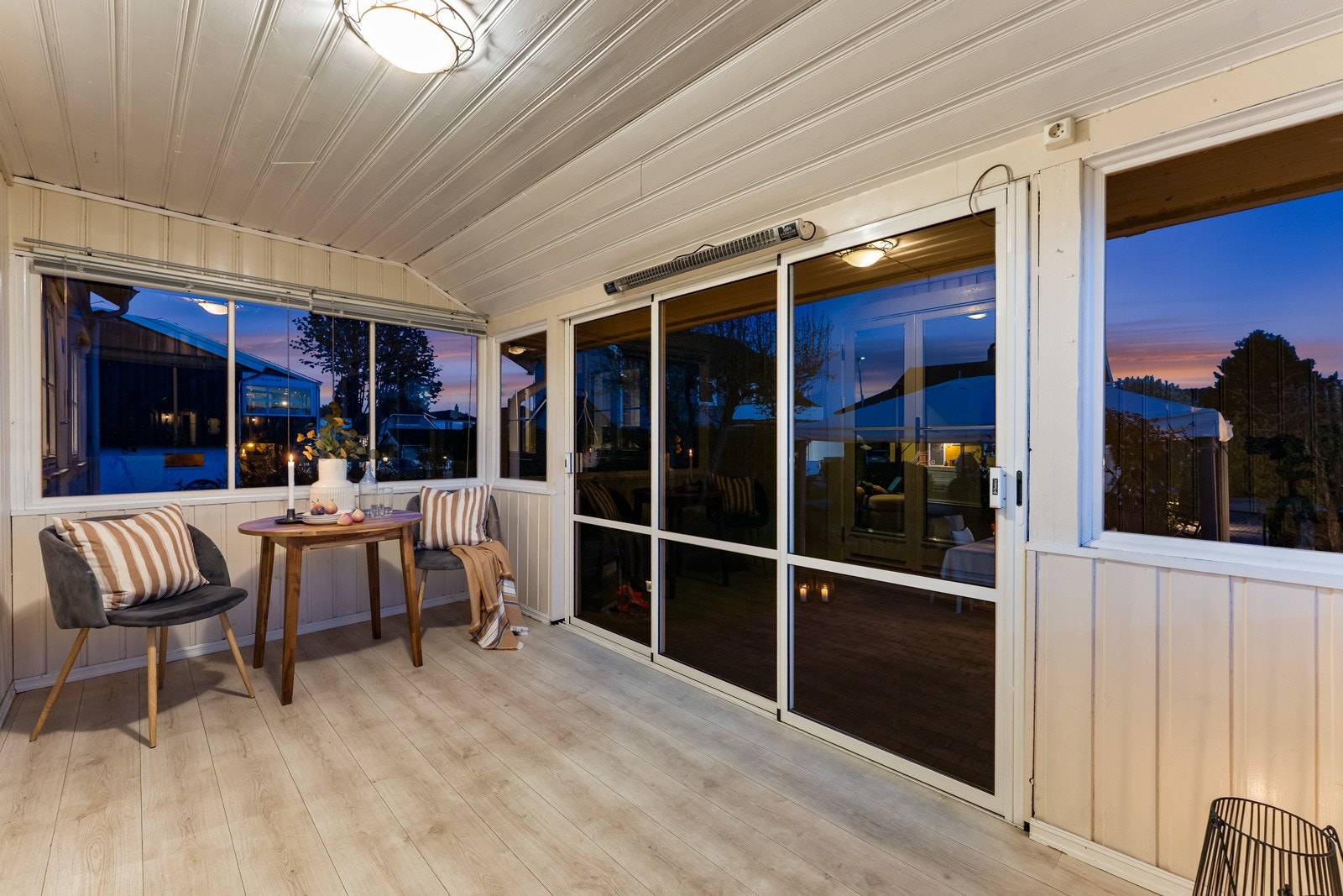 Flott innglasset terrasse - koselig uansett hvilken årstid. Fra vinterhagen er det utgang rett til en stor og fin hage. Galleribilde