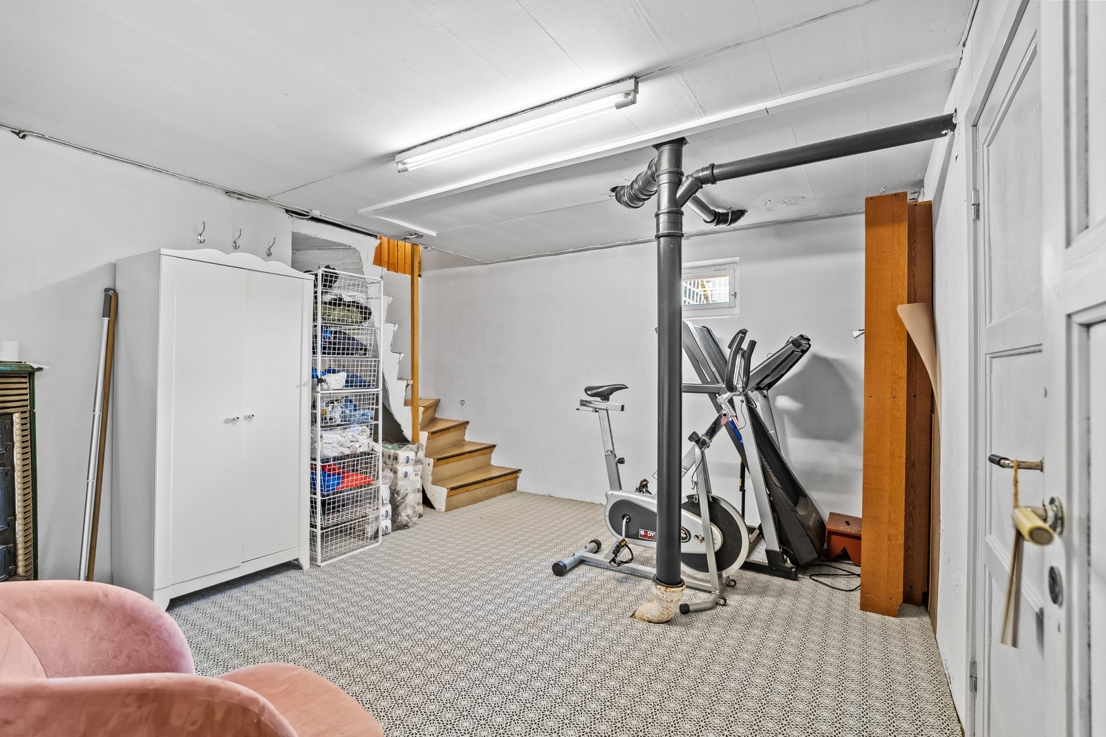Det er god takhøyde og tilgang til vann og avløp, samt strøm. Galleribilde