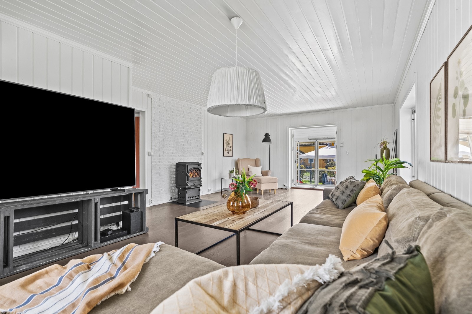 Romslig stue malt i lyse farger. Her er det plass til hele storfamilien. Galleribilde