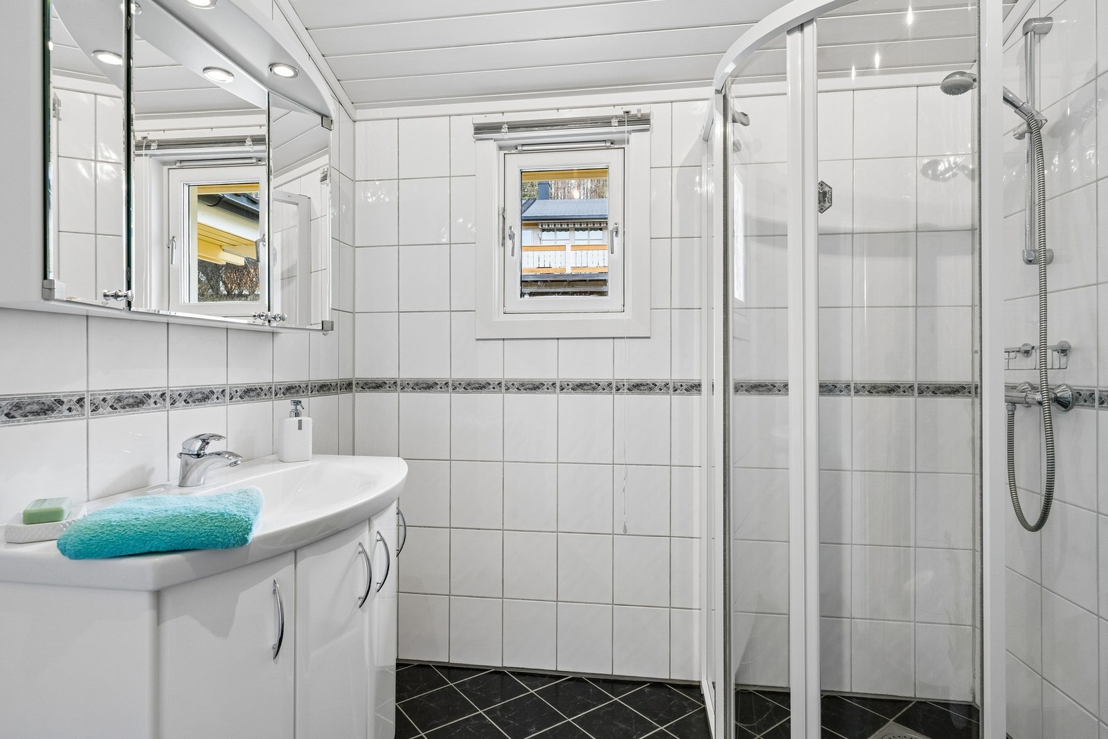 Badet ble pusset opp i 2003. Det ble lagt nytt skjult elektrisk anlegg og varmekabler i gulv. Sluket ble flyttet og det ble lagt nye rør til dusjen og servantskapet. Baderomsinnredning fra Vedum bad. Galleribilde