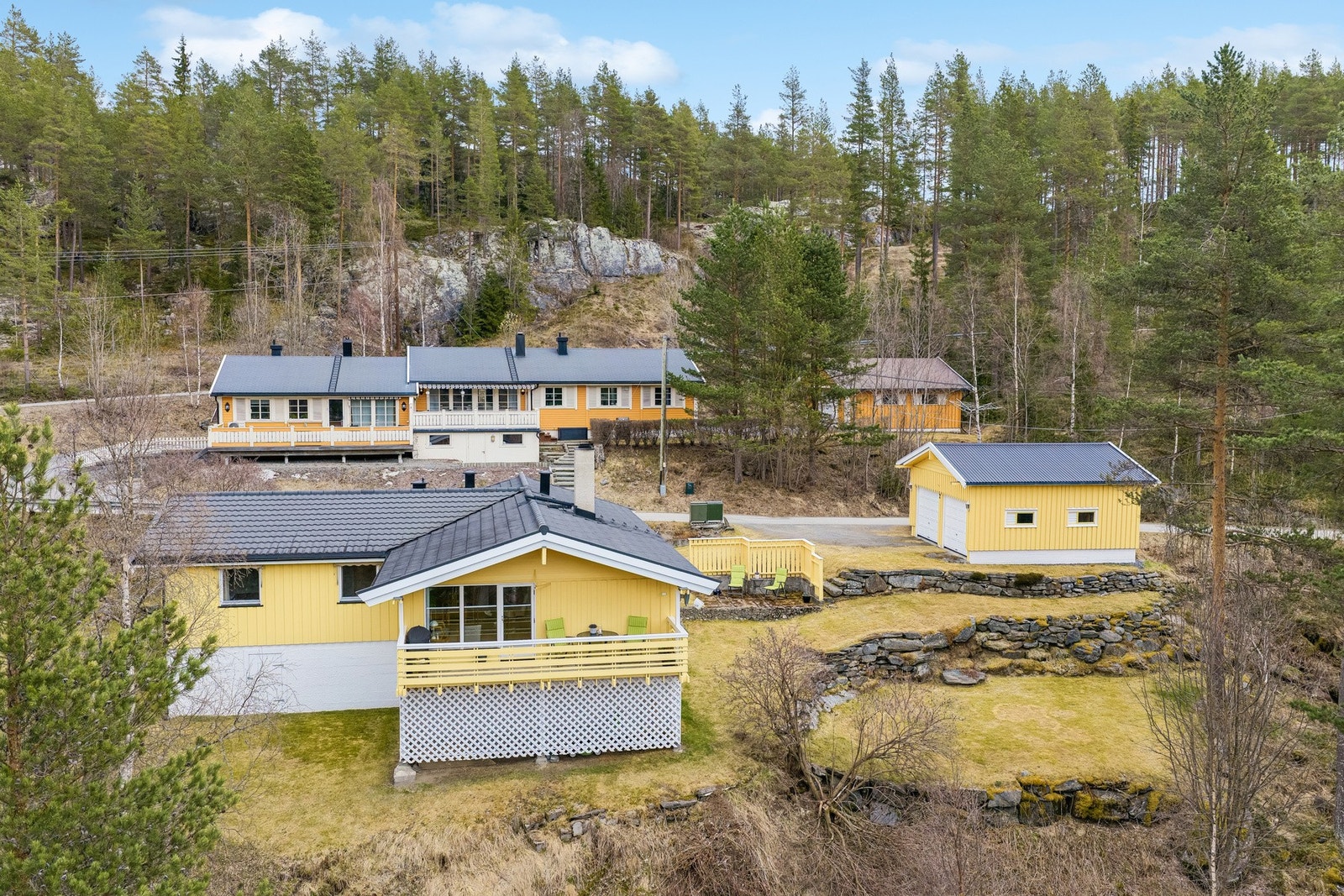 Fra eiendommen er det kort avstand til gangvegen som går til Hunkevika, herfra kan man enten gå via Blåbærmyra eller rett ned til sentrum. Galleribilde