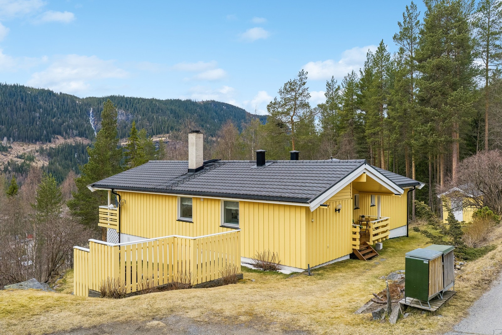 Overbygget inngangsparti med plass til et lite bord og et par stoler. De yngste i familien vil nok sette pris på dukkestua. Galleribilde