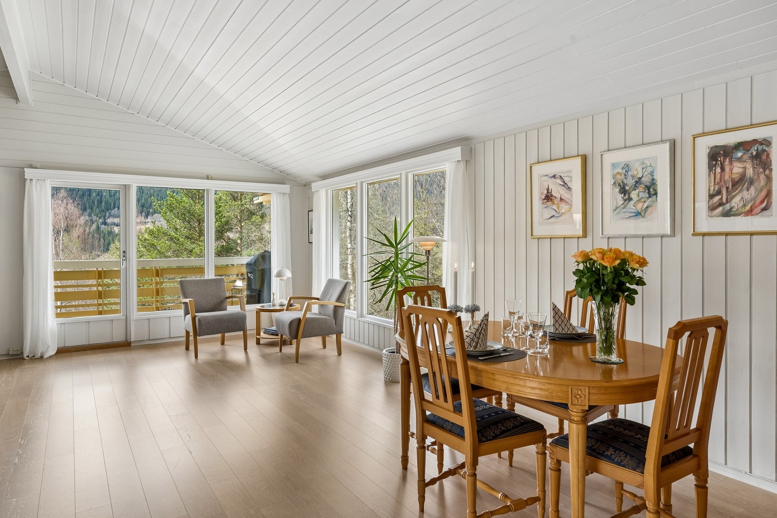 Utgang til terrassen hvor kaffekoppen kan nytes til fuglekvitter og bekken som renner. Galleribilde