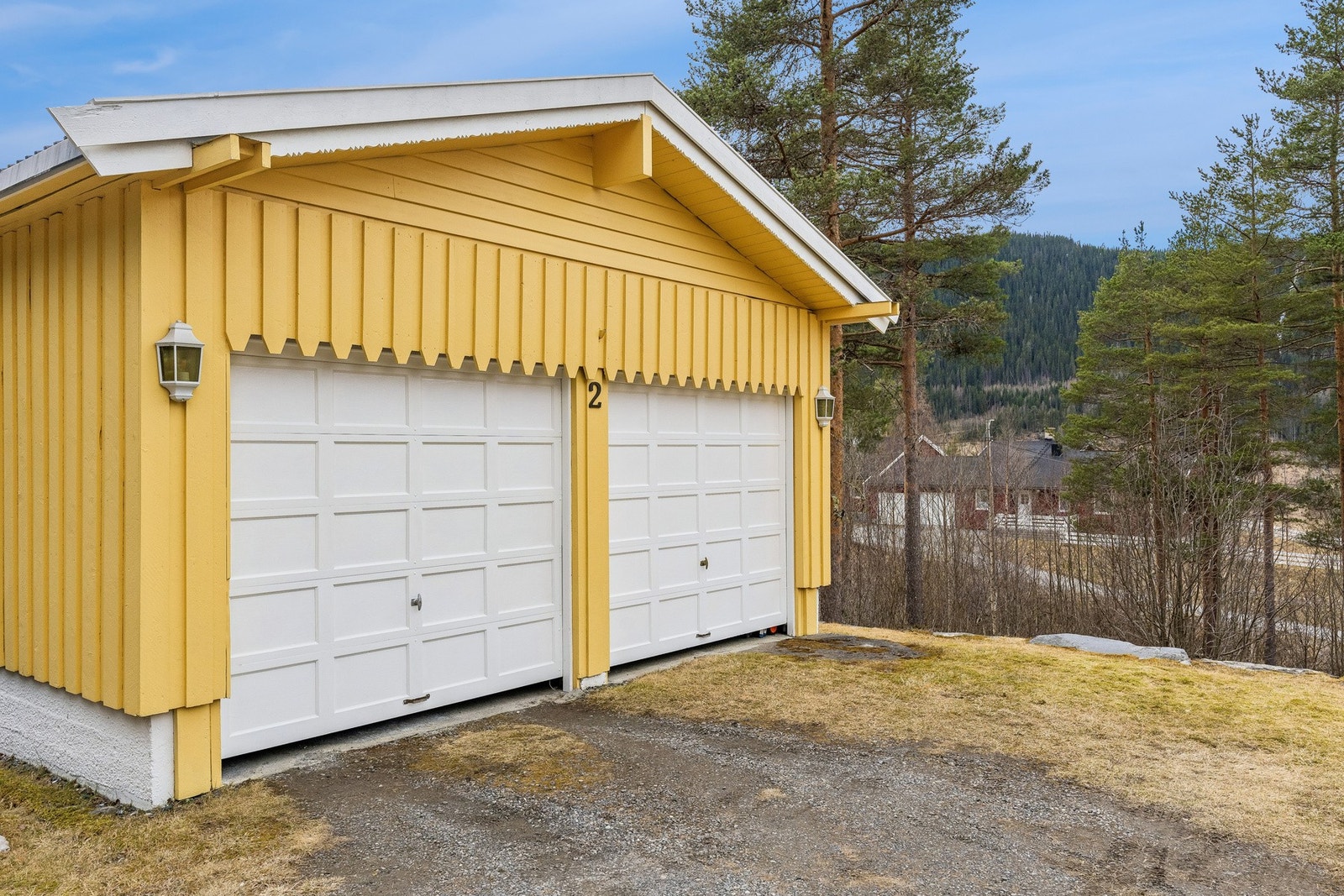 Dobbel garasje med to porter. Galleribilde