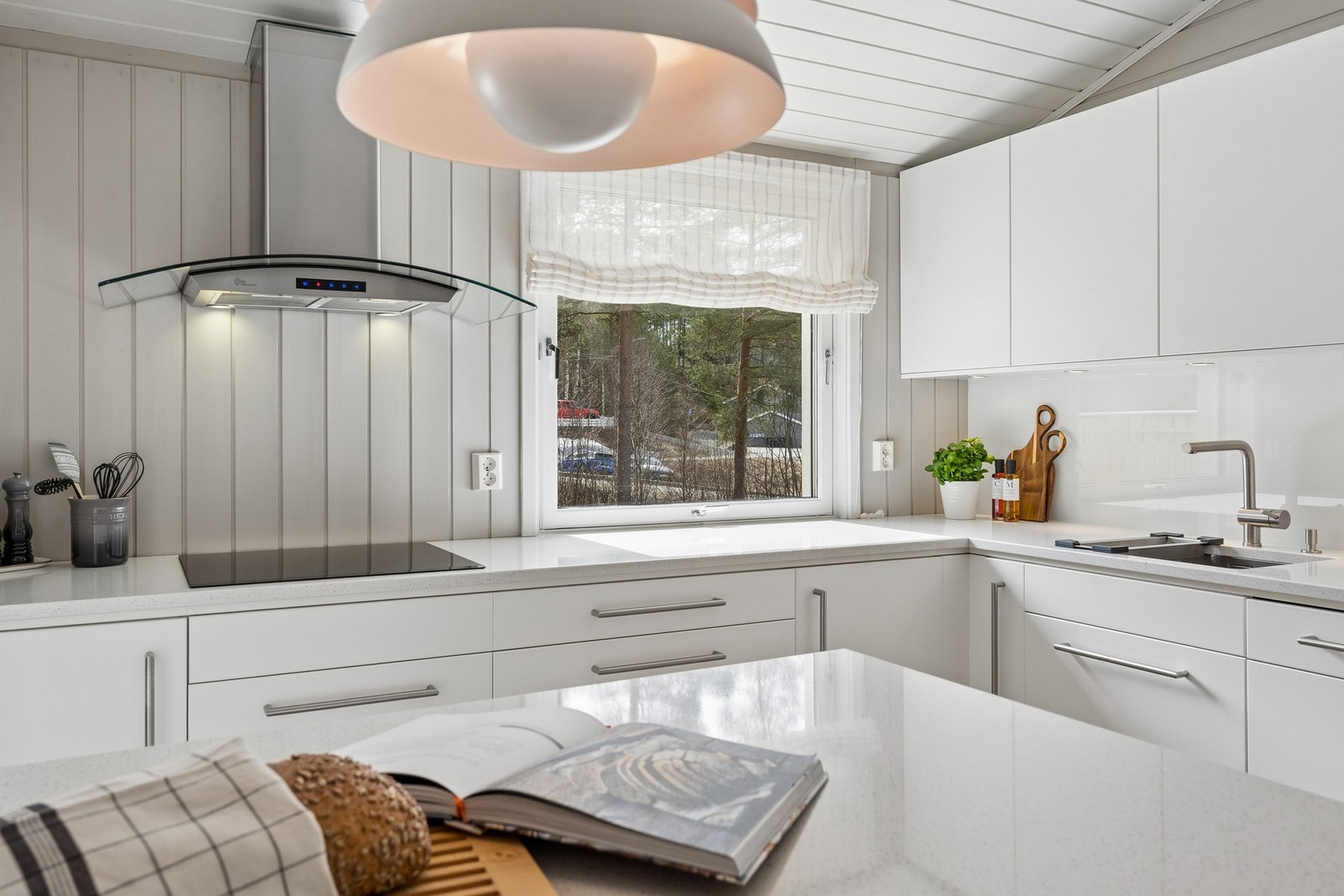 Den stilrene kjøkkeninnredningen er levert av Drømmekjøkken og er utstyrt med integrerte hvitevarer fra Electrolux og Bosch. Galleribilde