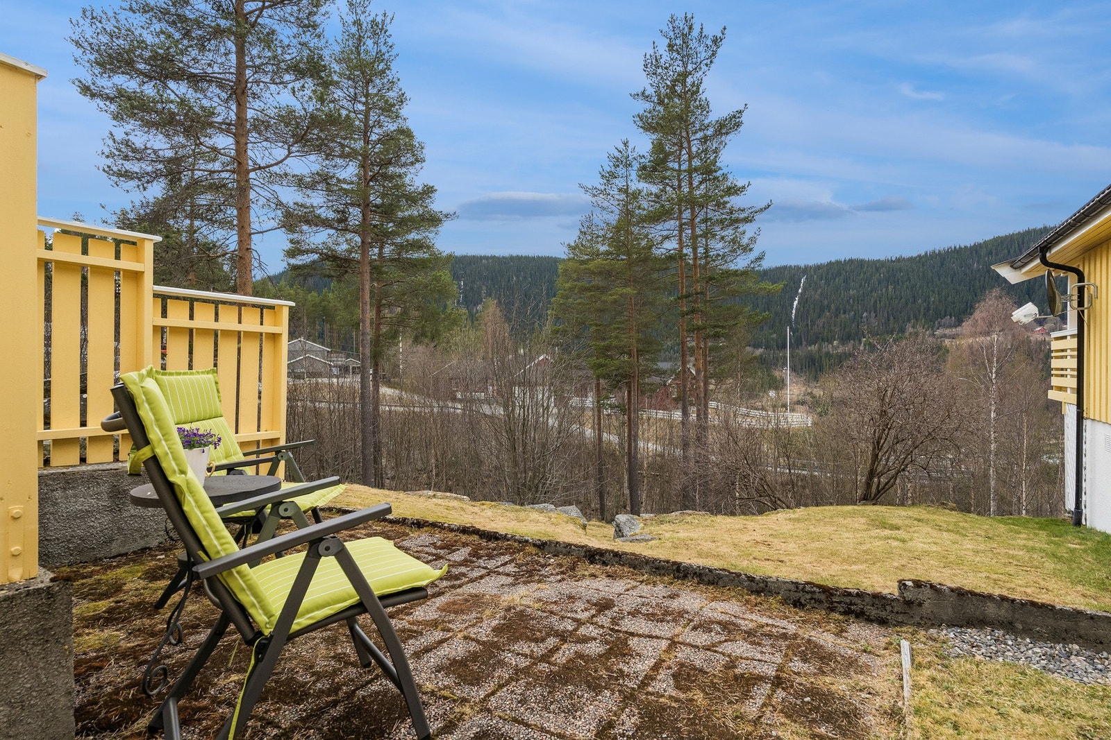 Uteområde byr på flere soner for både avslapning og lek. Galleribilde