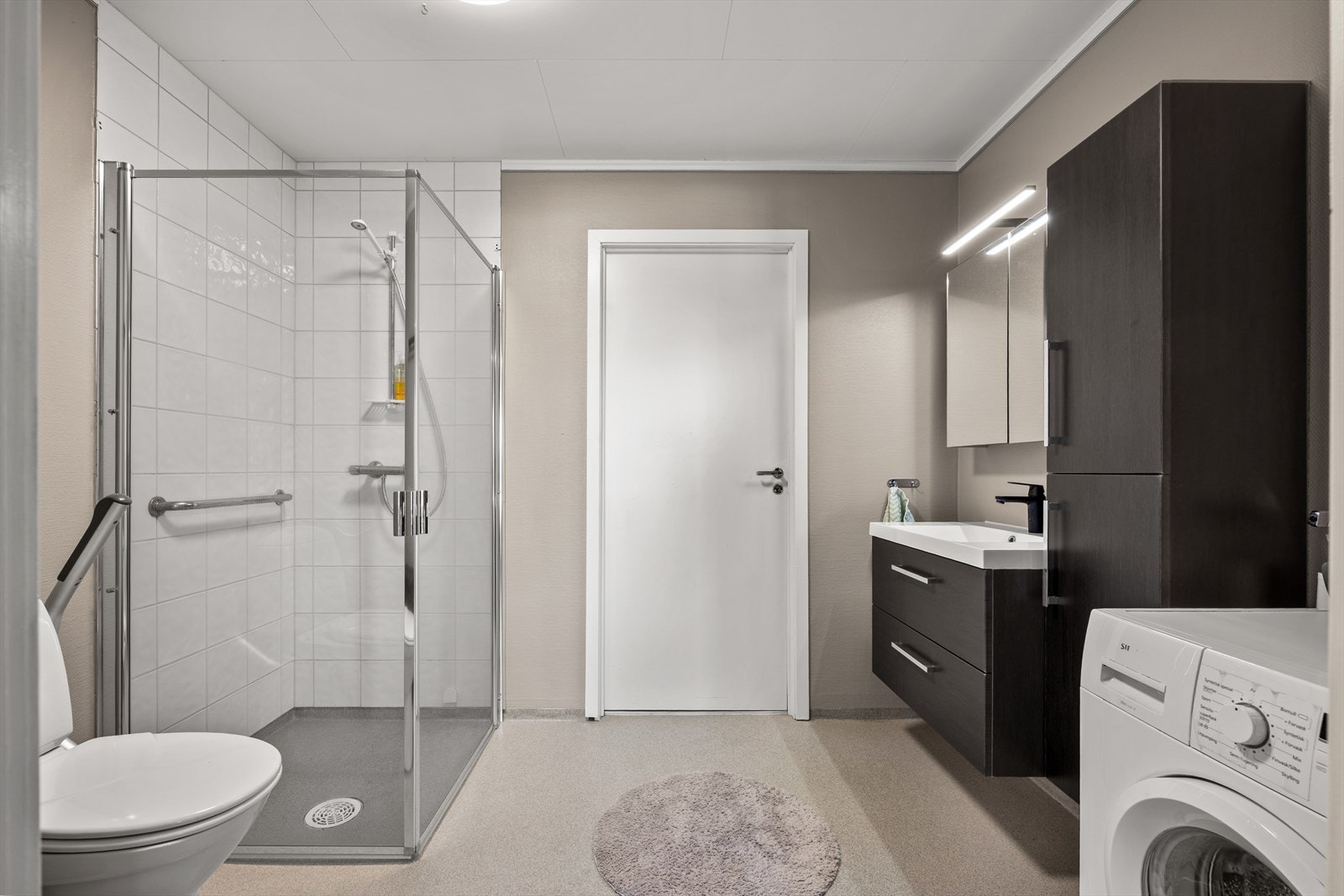 Badet har vannbåren gulvvarme, vinylbelegg på gulv og opplegg for vaskemaskin. Galleribilde