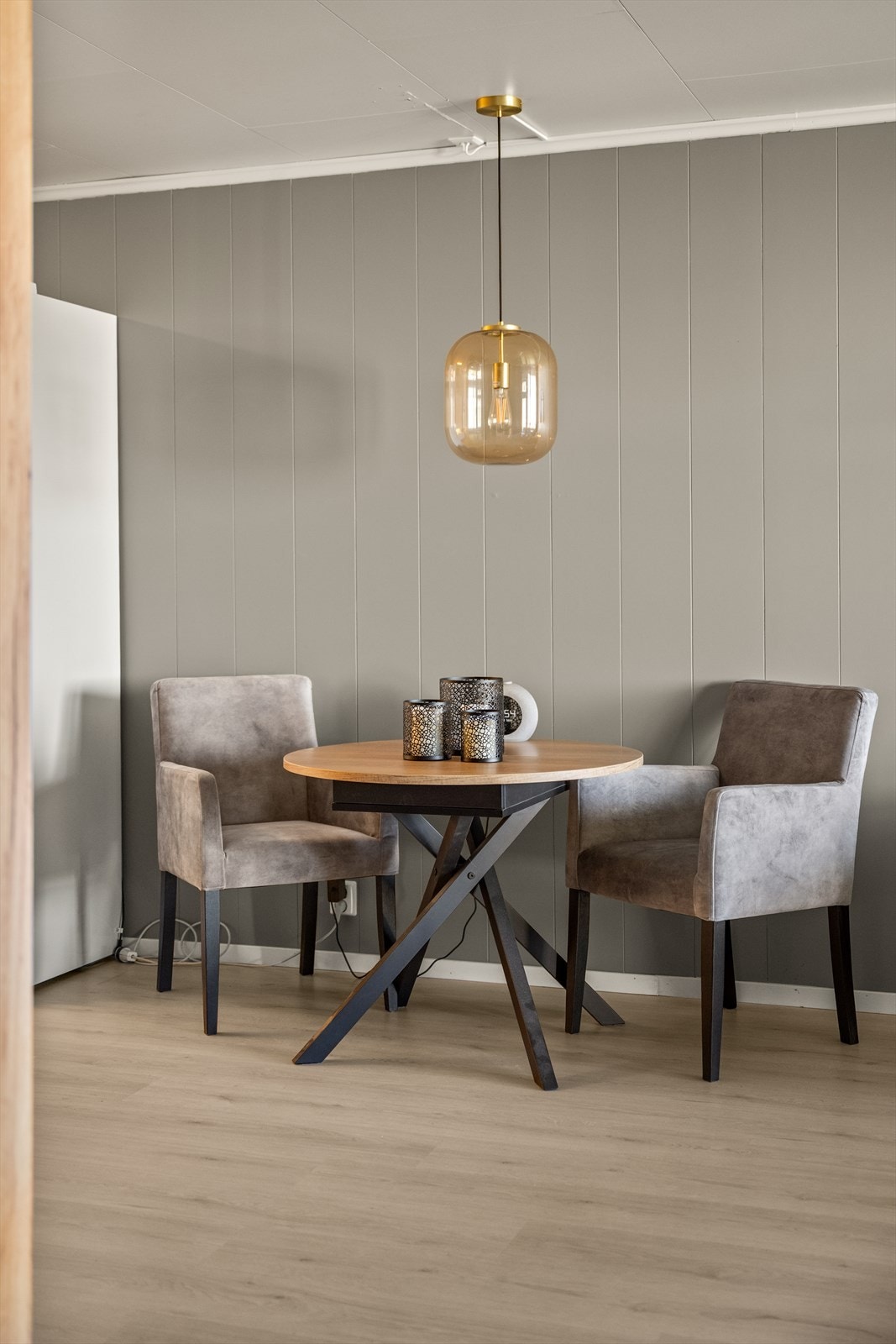 Det er god plass til en egen spiseplass i tilknytning til kjøkkenet. Galleribilde