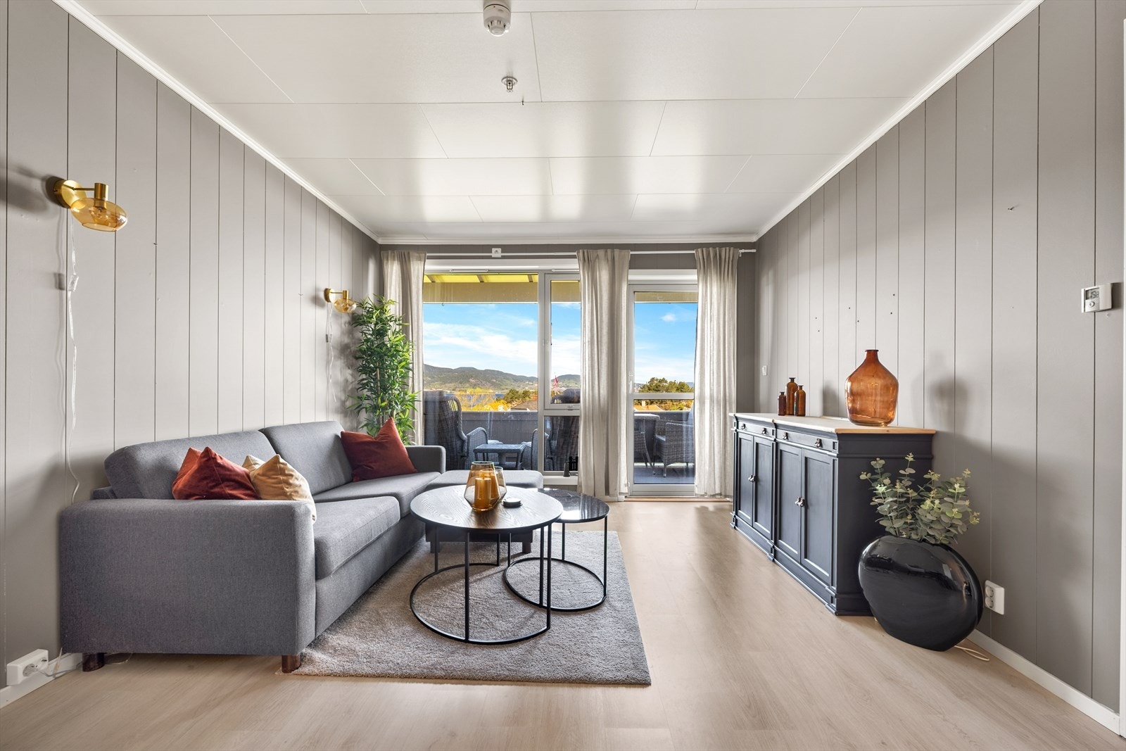 Store vindusflater og utgang til terrassen gir rikelig med dagslys. Galleribilde