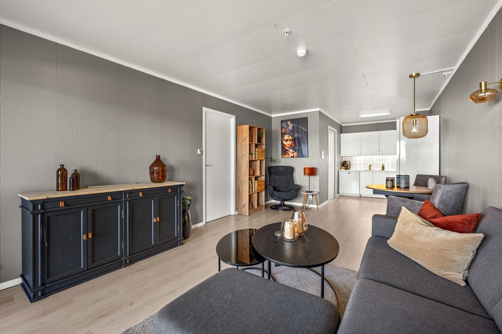 Stuen har god plass til både sofagruppe og mediamøbel. Galleribilde