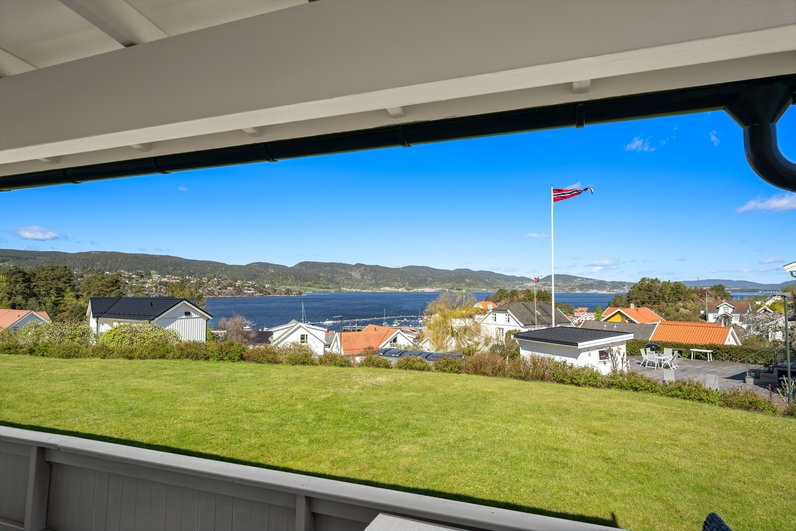 Fra leiligheten er det kort vei til Nærbutikken Holmsbu, kun fire minutters gange unna. Galleribilde