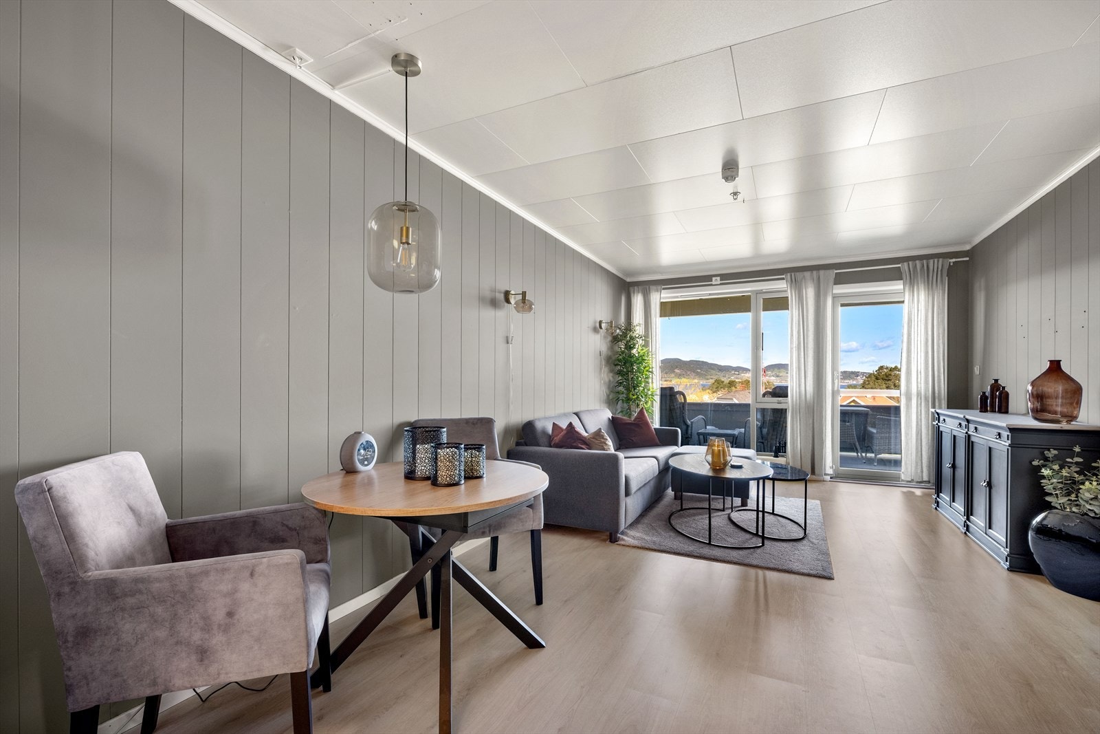 Oppvarming skjer via vannbåren gulvvarme fra felles varmesentral. Galleribilde