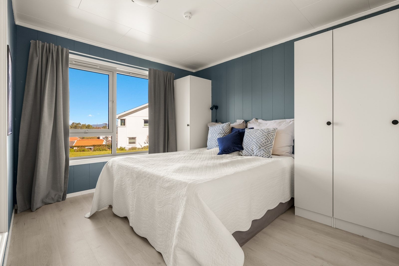 Vinduet gir godt med dagslys og utsyn mot rolige omgivelser. Galleribilde