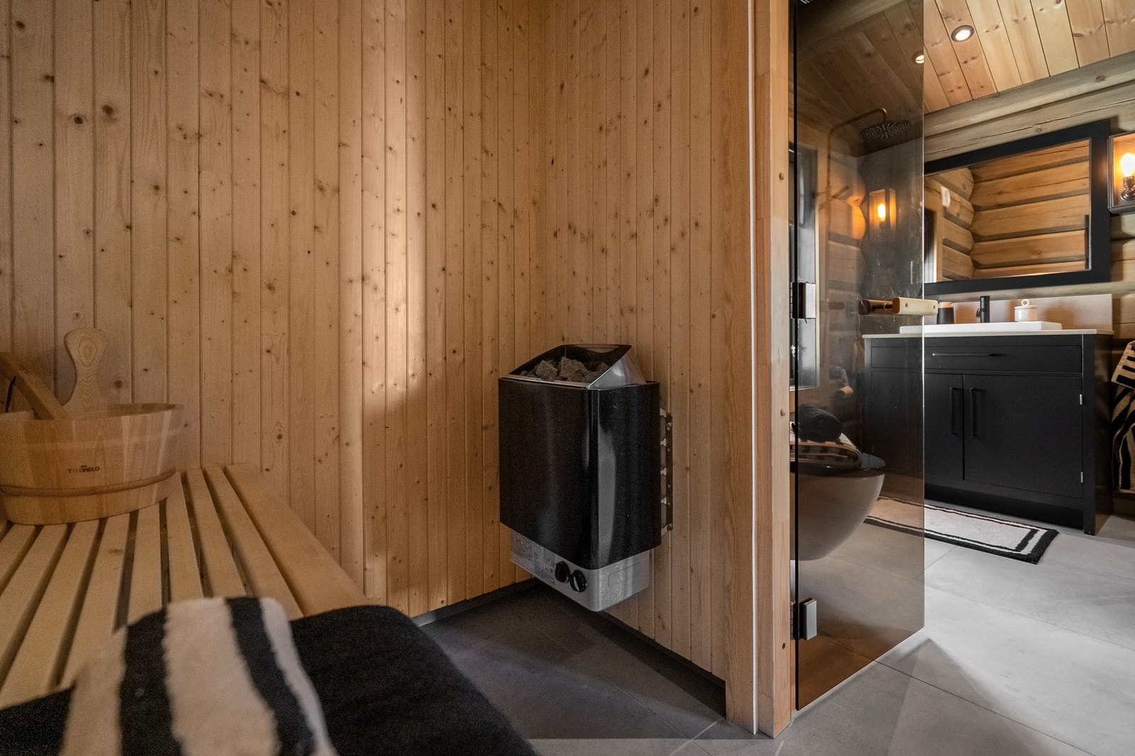 Badstue med elektrisk badstuovn. Galleribilde