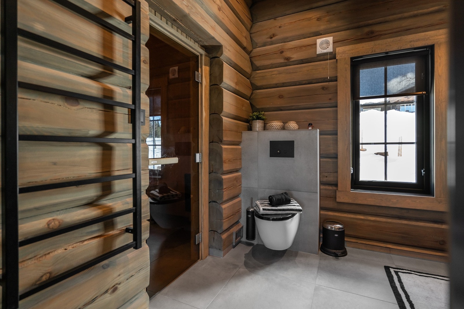 Det ene badet har inngang til egen badstue. Galleribilde