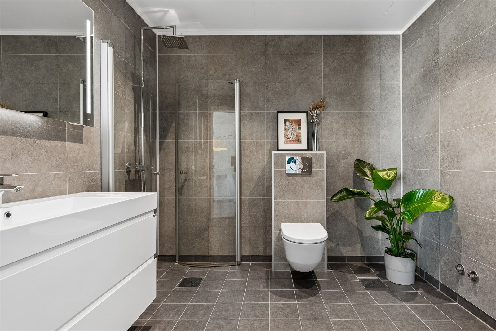 Boligen har to bad. Badet i andre etasje har flislagt gulv med varme, downlights og dusjhjørne med innfellbare dører. Galleribilde
